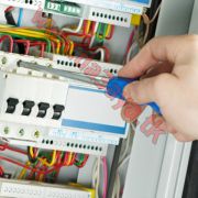 خدمات كهربائية من فنيين محترفيين بكامل الكويت